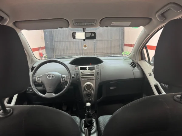 vista-interior-toyota-yaris